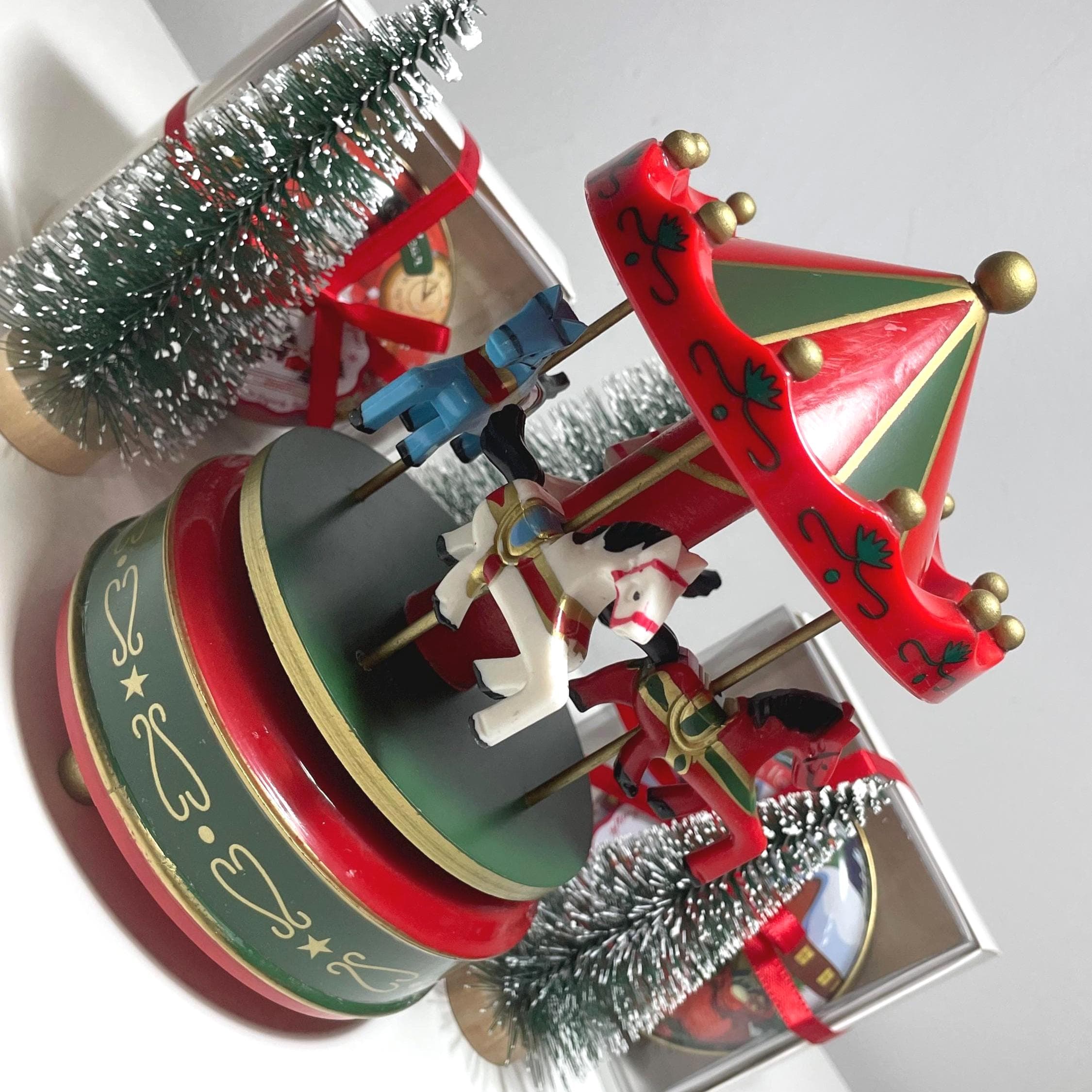 This is a carousel music box specially designed for children, making it the most charming gift choice for Christmas. From its appearance, it looks like a paradise of colors. These colors blend harmoniously together, creating a dazzling fairy tale world that can instantly catch the attention of children.