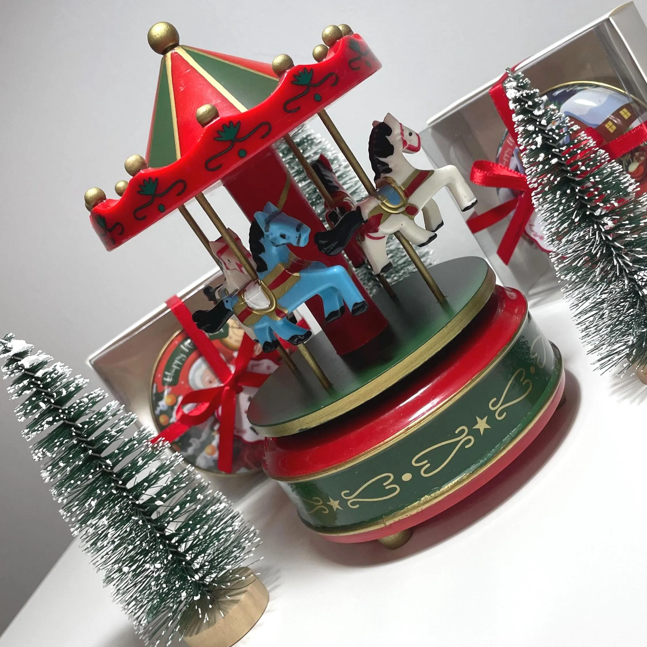 This is a carousel music box specially designed for children, making it the most charming gift choice for Christmas. From its appearance, it looks like a paradise of colors. These colors blend harmoniously together, creating a dazzling fairy tale world that can instantly catch the attention of children.