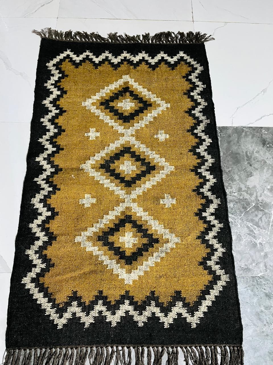 Handwoven Wool & Jute Kilim Rug: Traditional Indian Design geometric design
