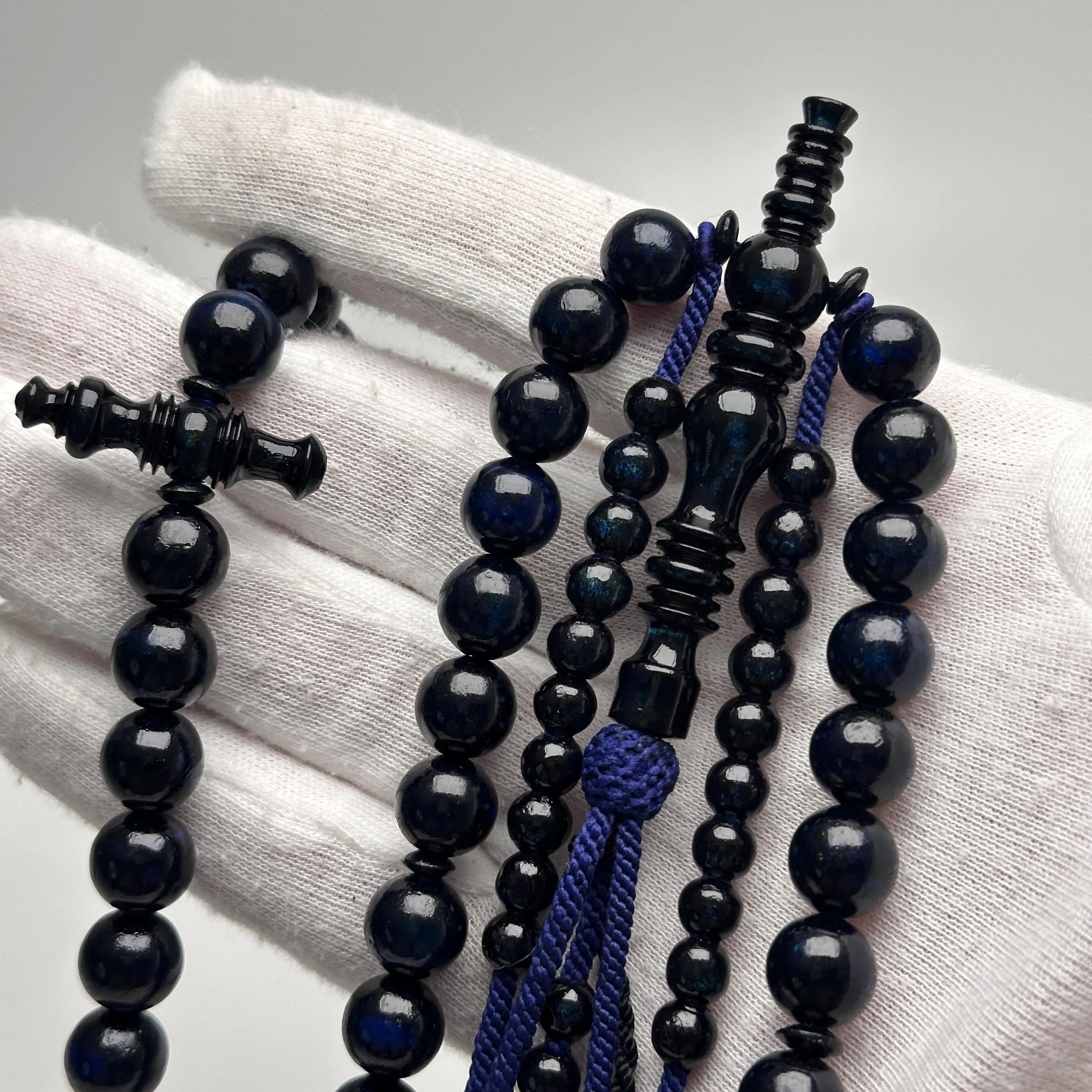 Tasbih Tijani en Yusr bleu – Corail noir reflets bleu / vert | Kourouss Artisanal - image 3