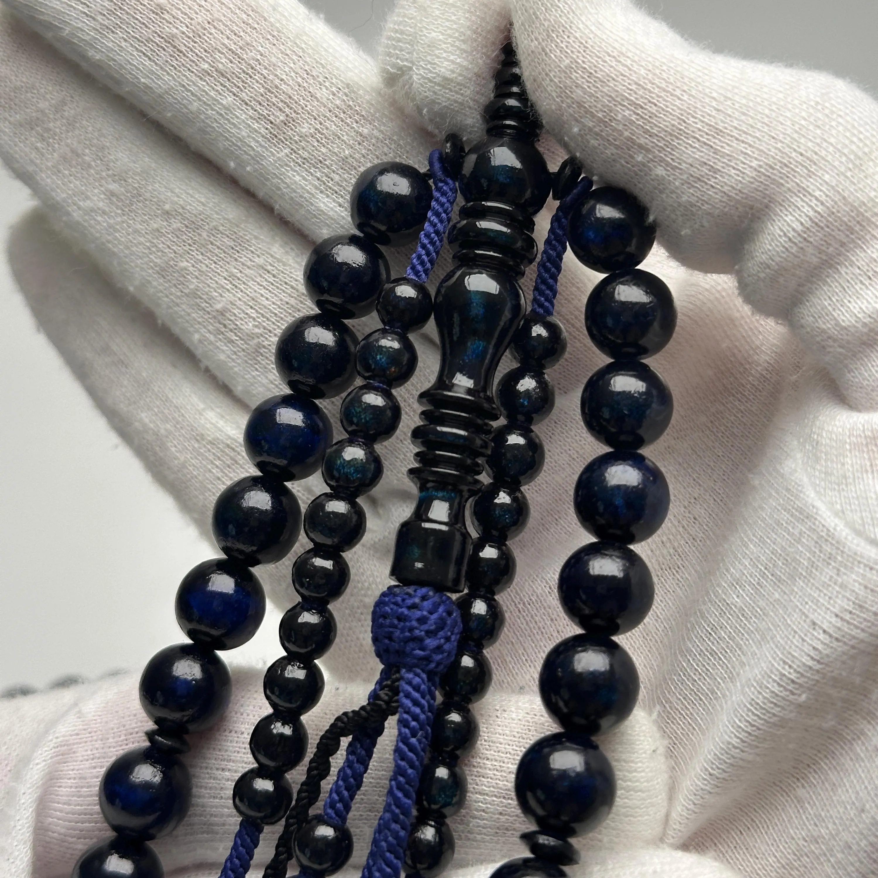 Tasbih Tijani en Yusr bleu – Corail noir reflets bleu / vert | Kourouss Artisanal - image 4