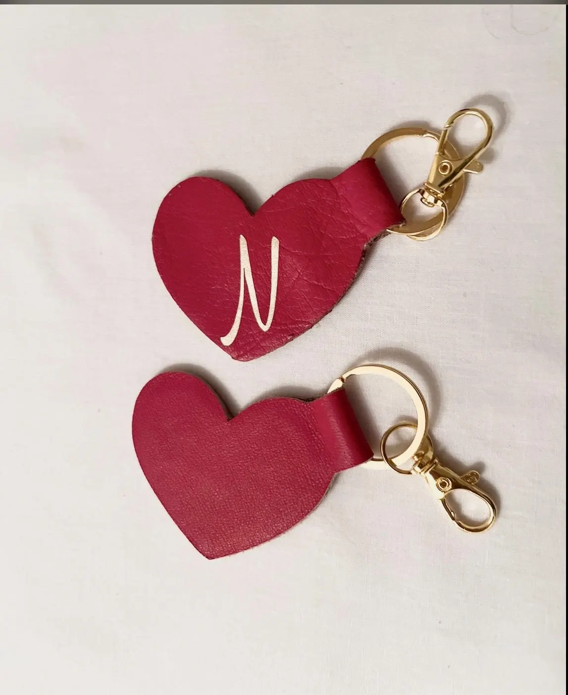 Porte-clés coeur en cuir véritable personnalisé -keychain avec Initiale dorée fait main avec passion et précision -Saint-Valentin . - image 4