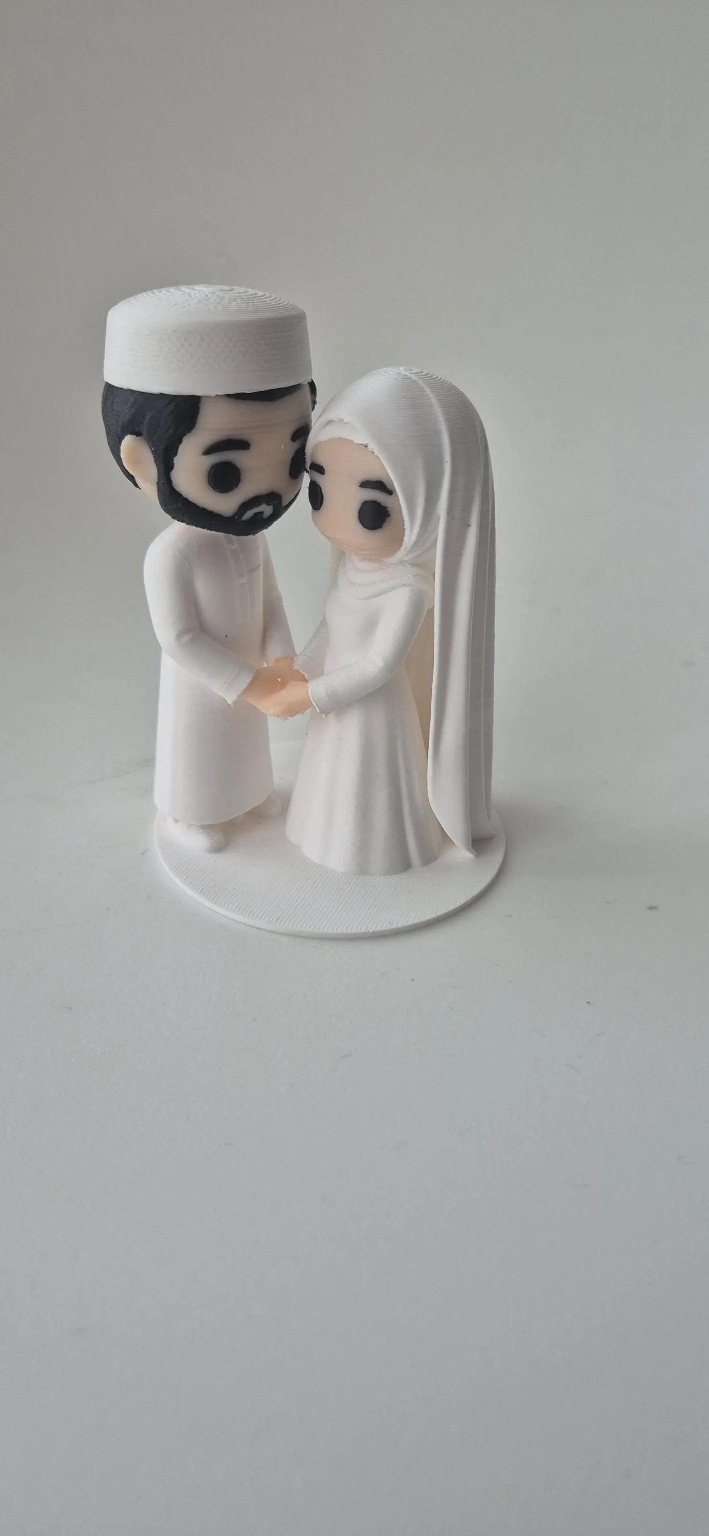 Figurine Couple Mariés Musulman Cake Topper - Figurine mariage islam- impression 3D - Mariée Hijab - Robe blanche - Dimensions 10-25 cm - image 4