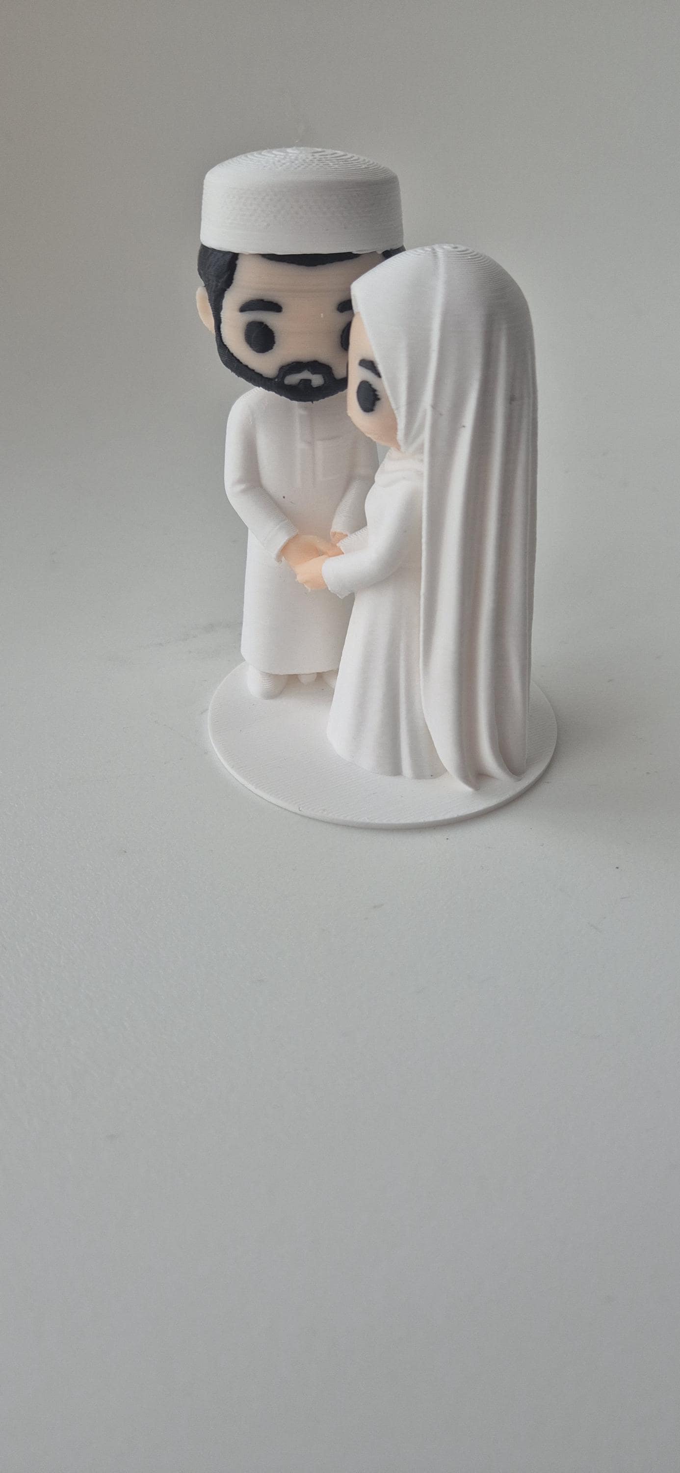 Figurine Couple Mariés Musulman Cake Topper - Figurine mariage islam- impression 3D - Mariée Hijab - Robe blanche - Dimensions 10-25 cm - image 3