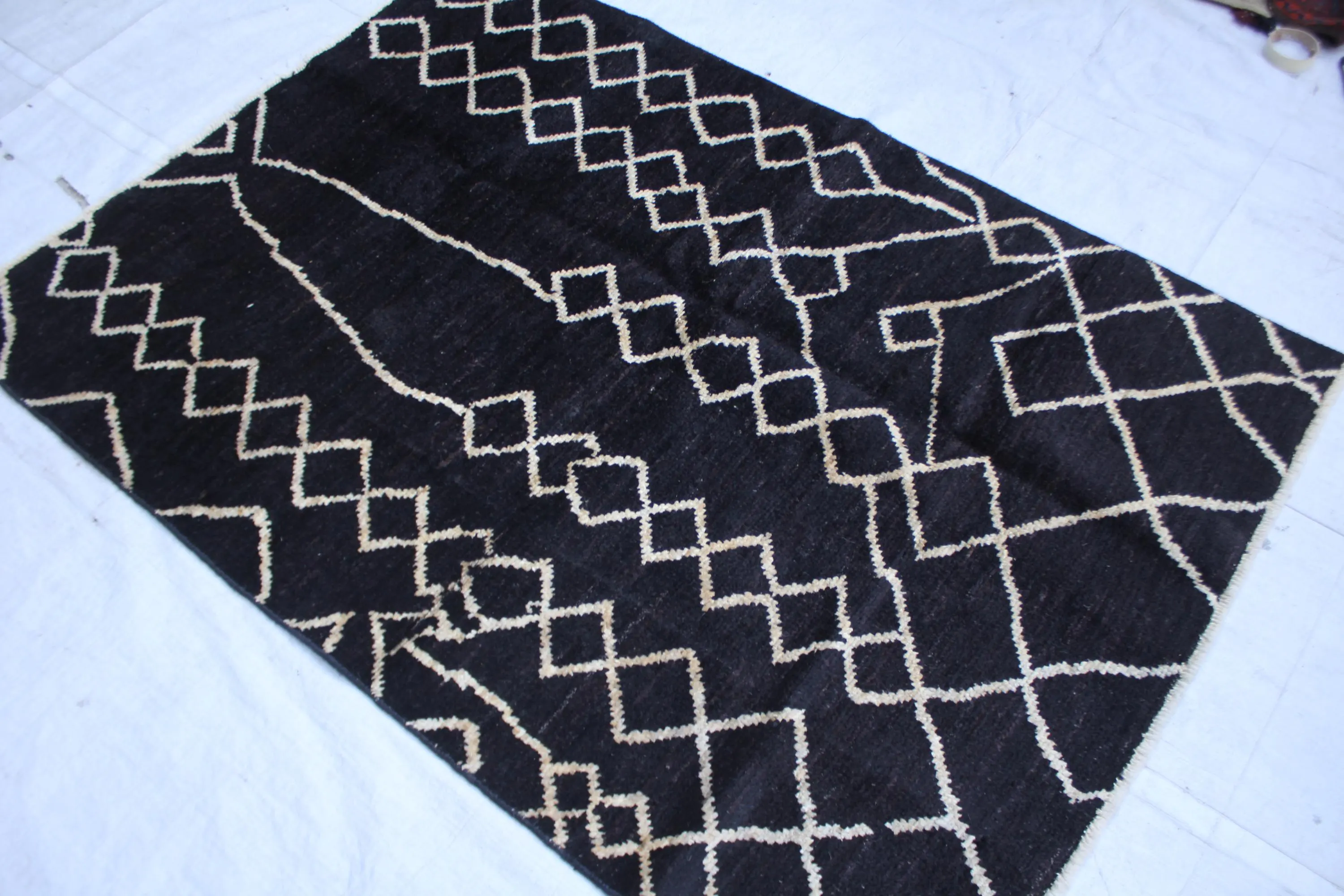 Handmade Afghan Wool Rug, Black Cream Geometric Diamond Pattern (3.11 x 5.7 FT) - image 5