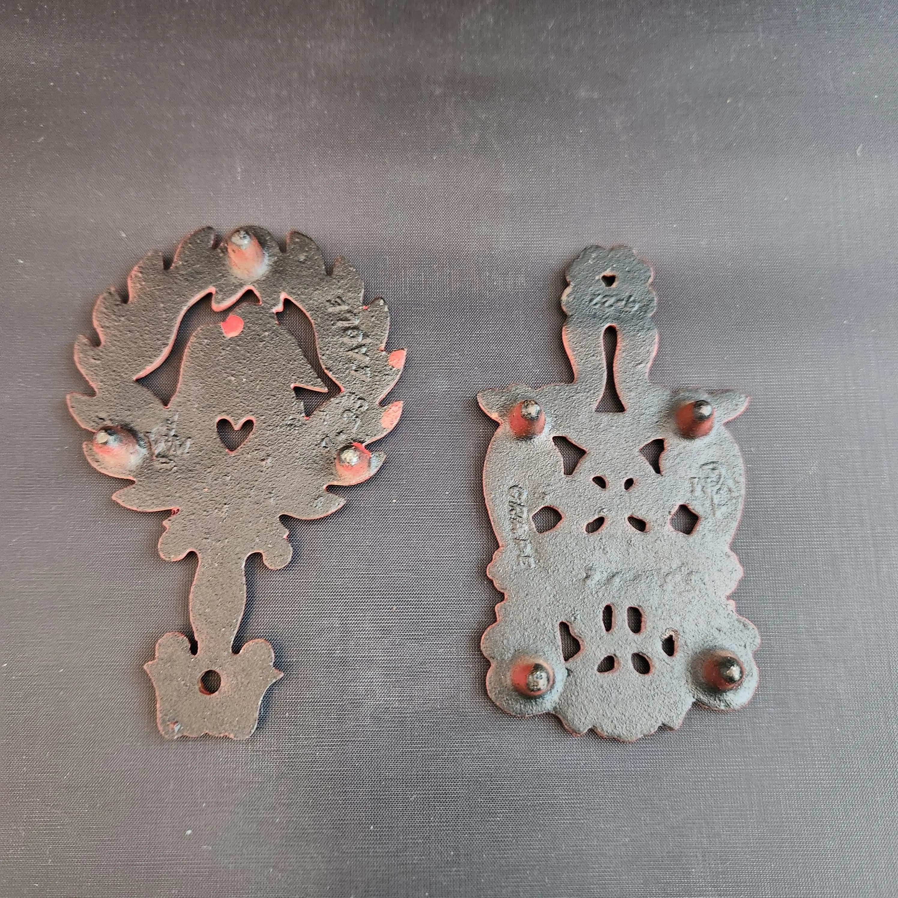 Vintage Virginia Metalcrafters Cast Iron Trivets Footed - 5" Eagle & Grapes in Red Enamel Set of 2 - Cottage Wall Decor - image 4
