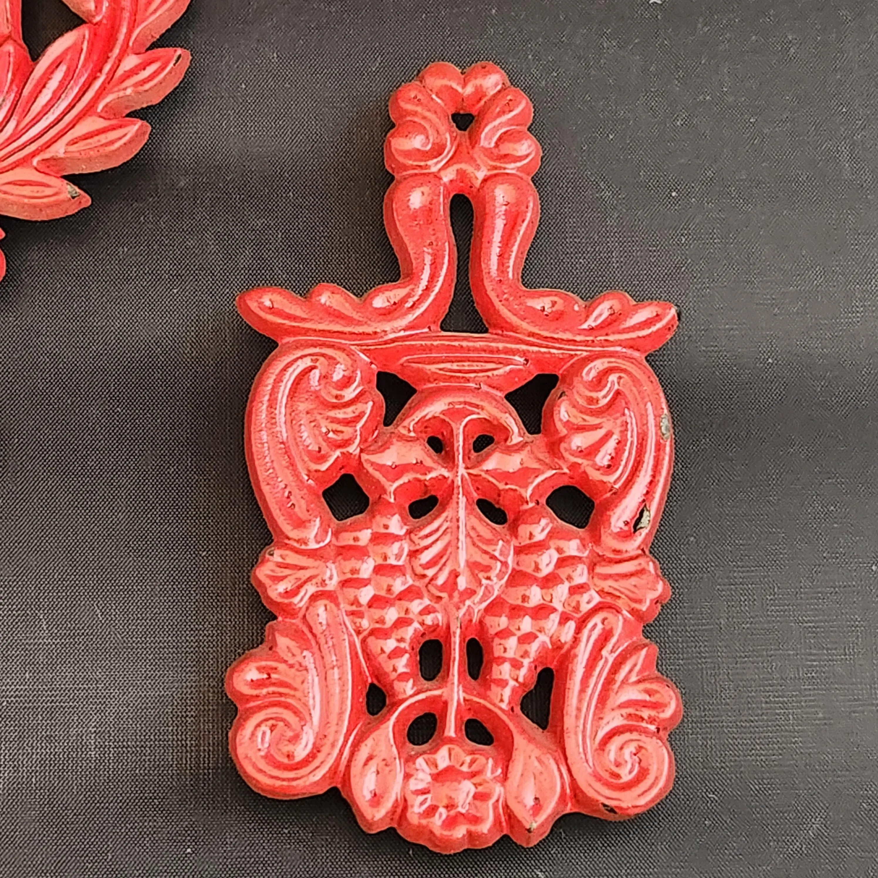 Vintage Virginia Metalcrafters Cast Iron Trivets Footed - 5" Eagle & Grapes in Red Enamel Set of 2 - Cottage Wall Decor - image 5